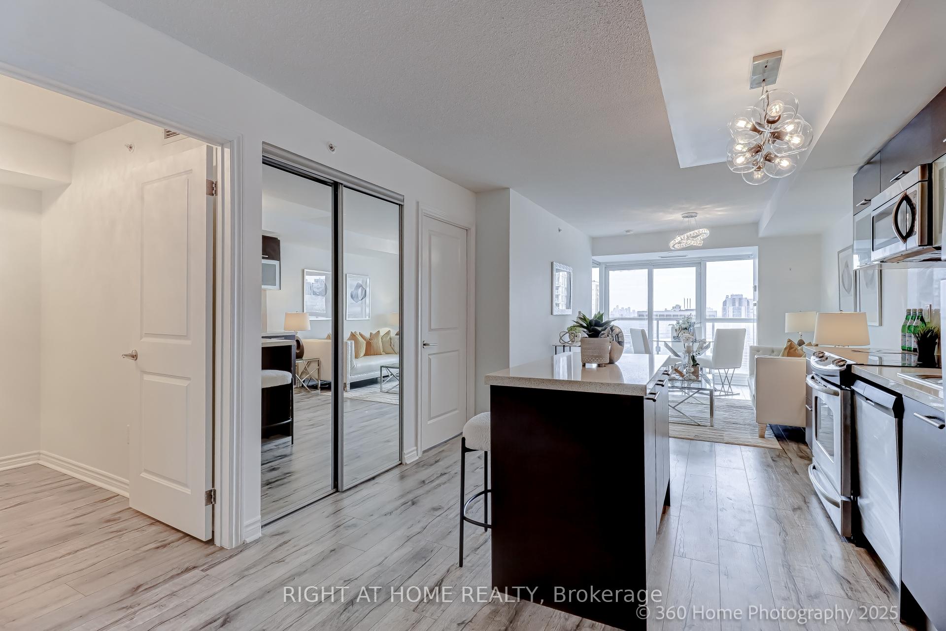 2 Bedrooms Condo at 386 Yonge, Toronto For sale