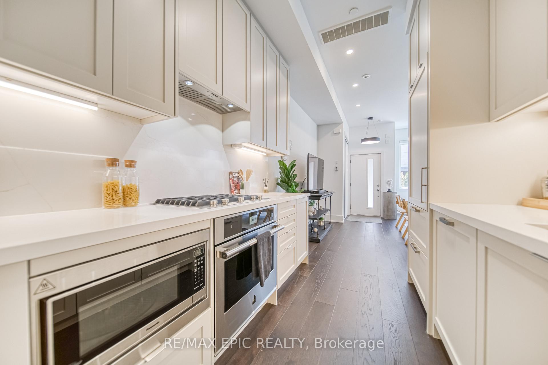 3 Bedrooms Condo at 165 Pears, Toronto For sale