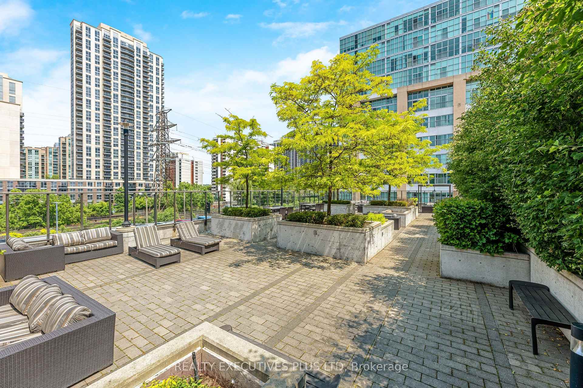 3 Bedrooms Condo at 8 Fieldway, Toronto For sale