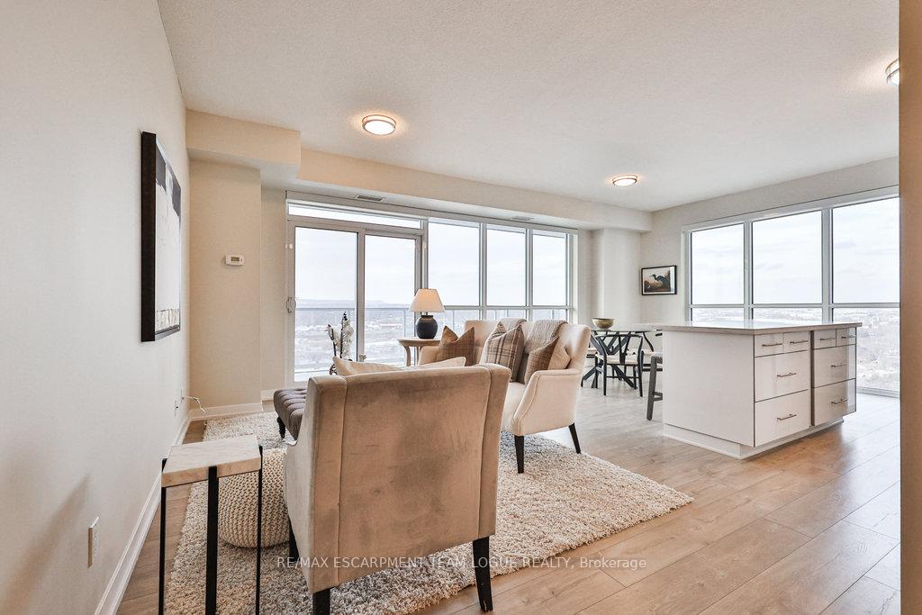 2 Bedrooms Condo at 2081 Fairview,  Burlington For sale