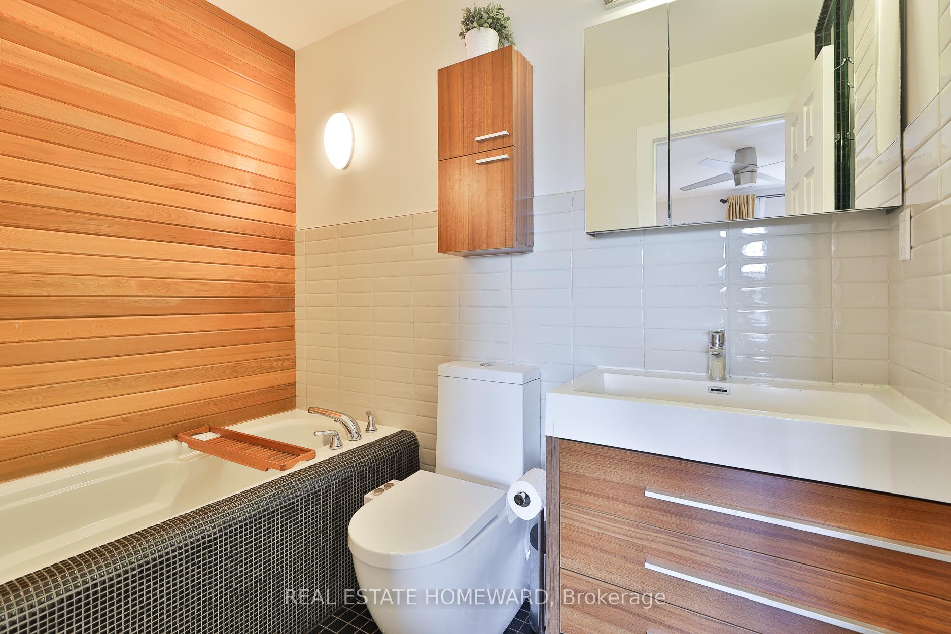 3 Bedrooms Condo at 36 Rusholme Park, Toronto For sale