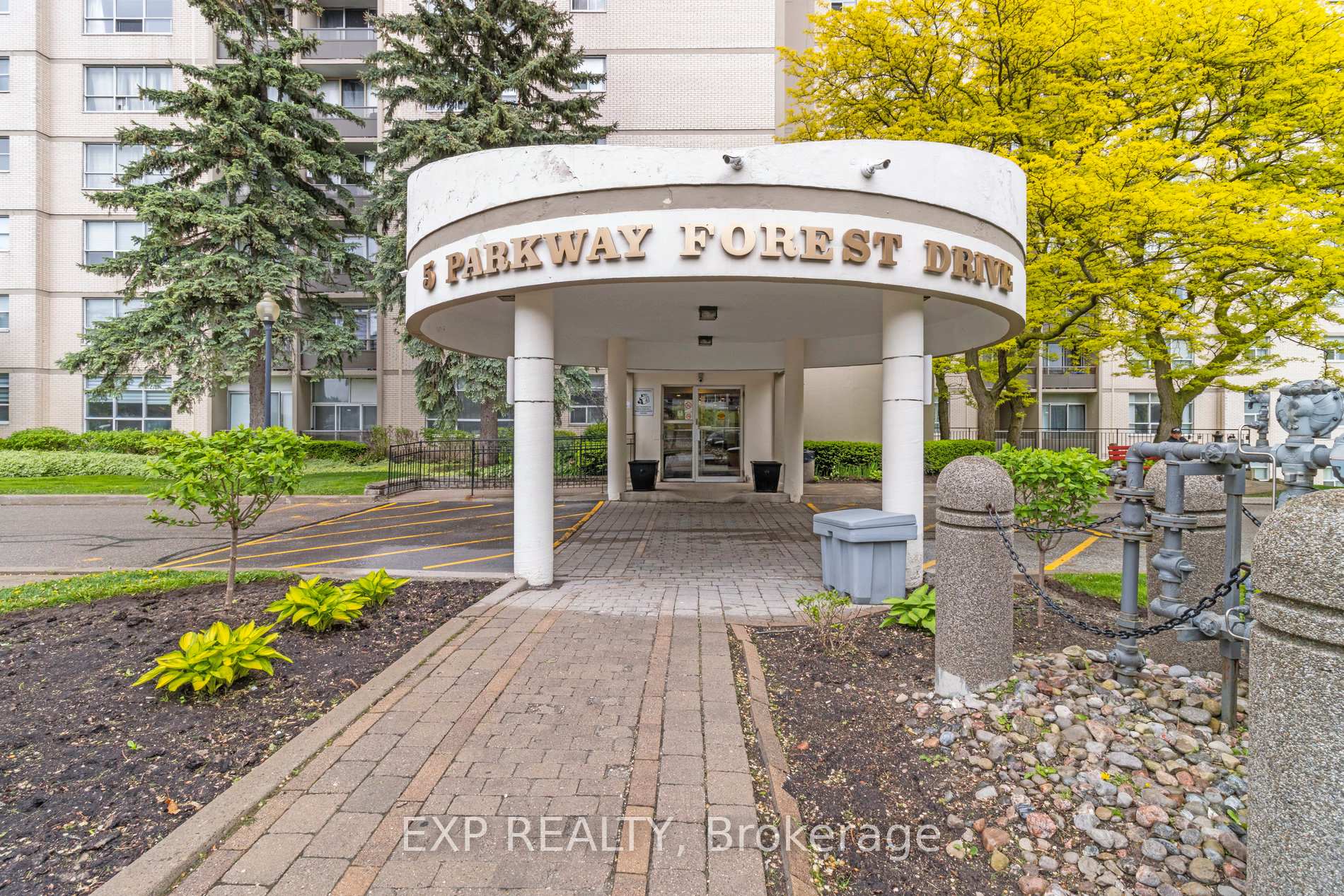 3 Bedrooms Condo at 5 Parkway Forest, Toronto For sale