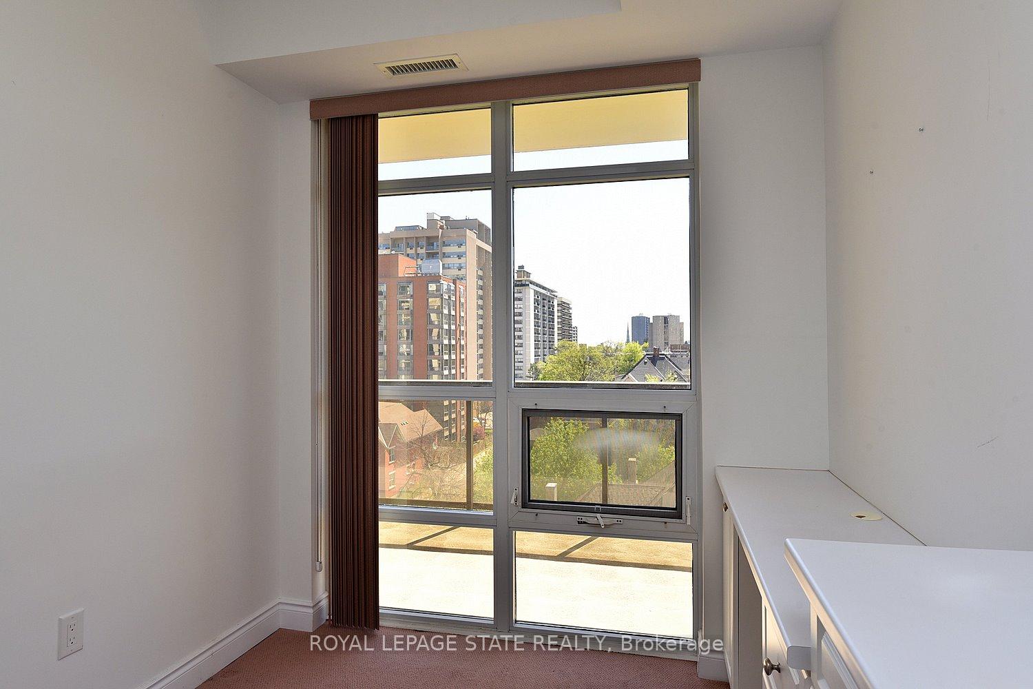 2 Bedrooms Condo at 90 Charlton, Hamilton For sale