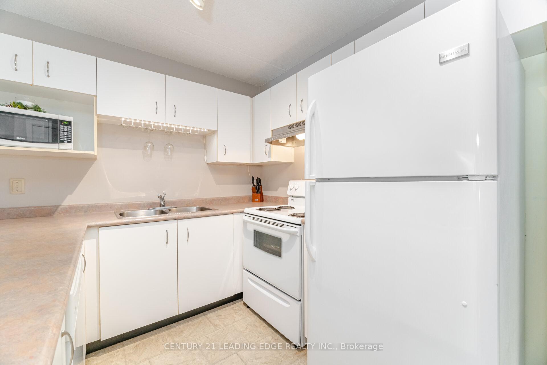 2 Bedrooms Condo at 4005 Kilmer, Burlington For sale