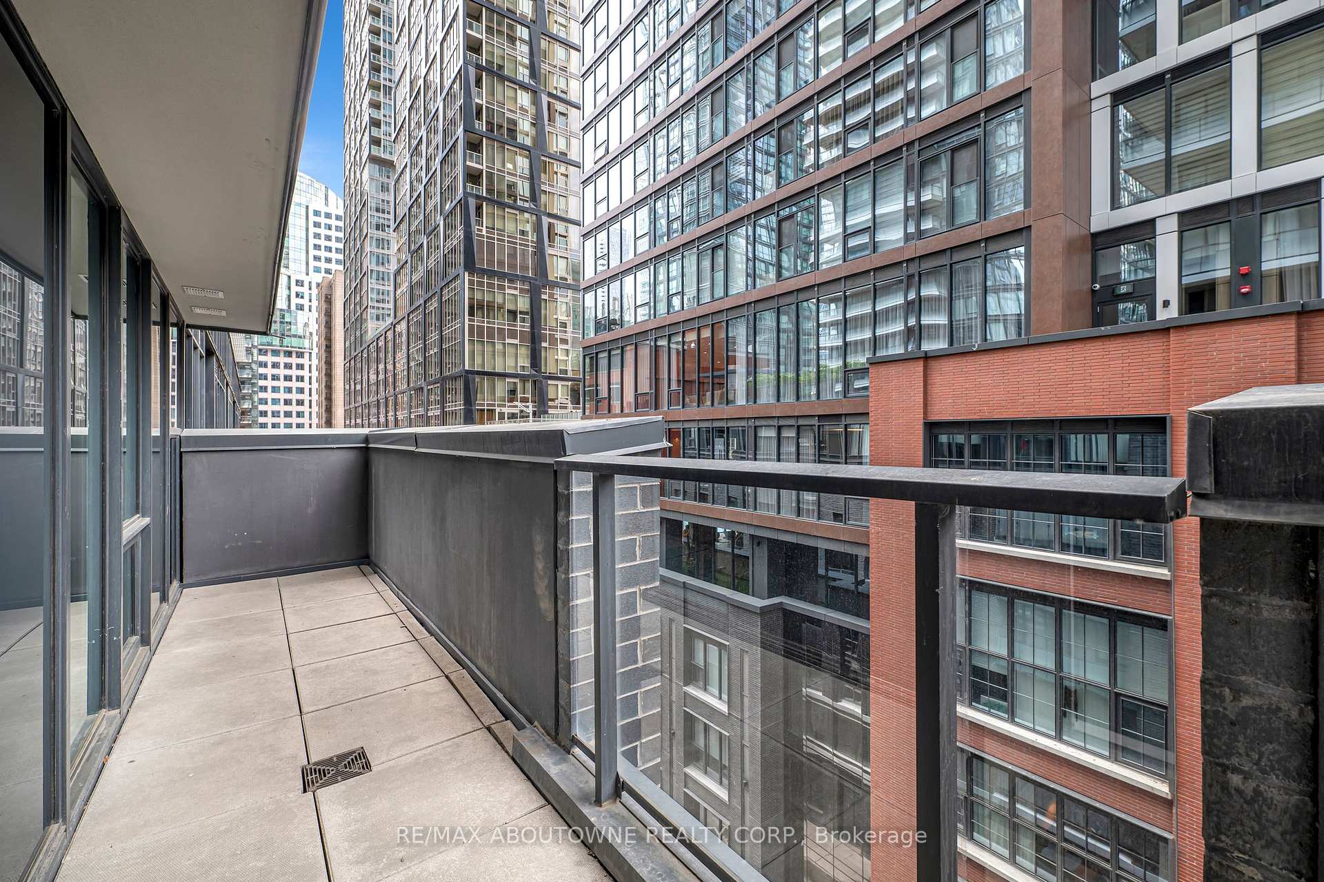 2 Bedrooms Condo at 115 Blue Jays, Toronto For sale