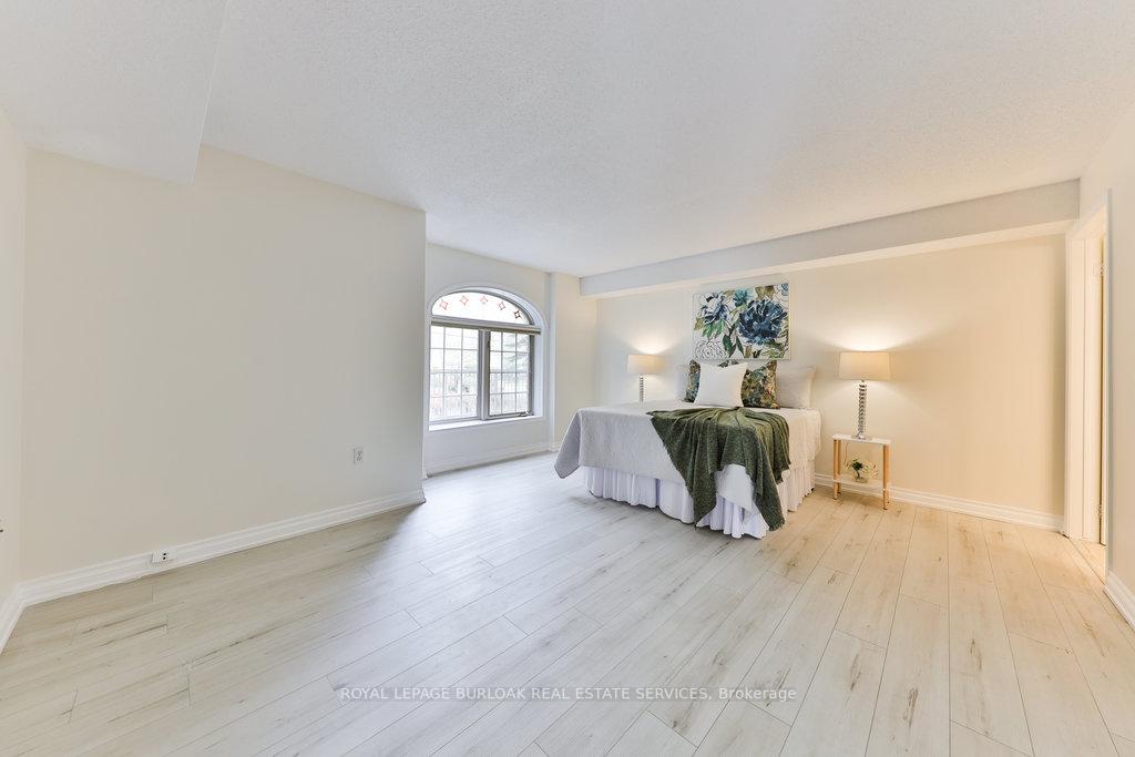 2 Bedrooms Condo at 216E Plains, Burlington For sale