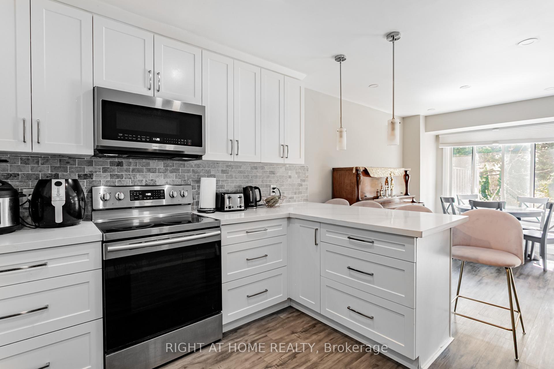 3 Bedrooms Condo at 3345 Silverado, Mississauga For sale