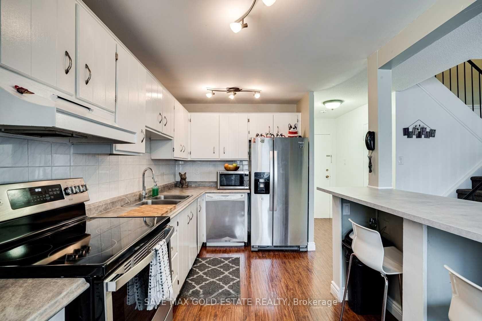 4 Bedrooms Condo at 1066 FALGARWOOD, Oakville For sale