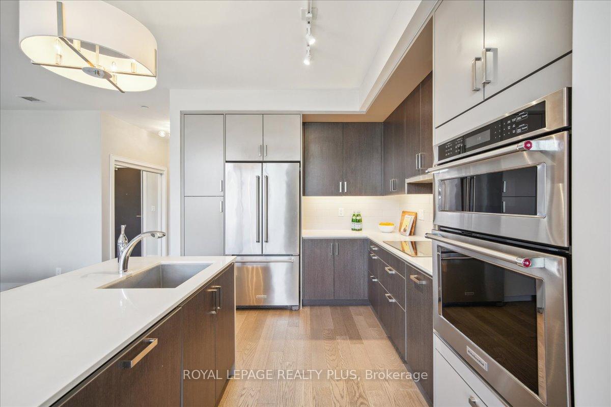 3 Bedrooms Condo at 1575 Lakeshore, Mississauga For sale