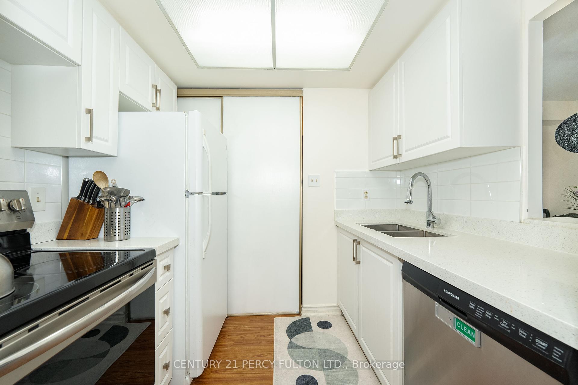 2 Bedrooms Condo at 3 Greystone Walk, Toronto For sale