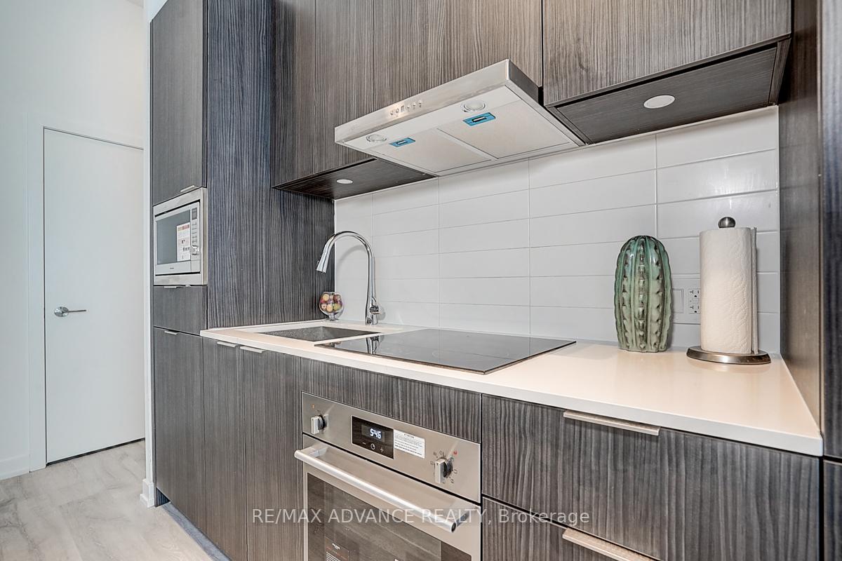2 Bedrooms Condo at 7 Golden Lion, Toronto For sale