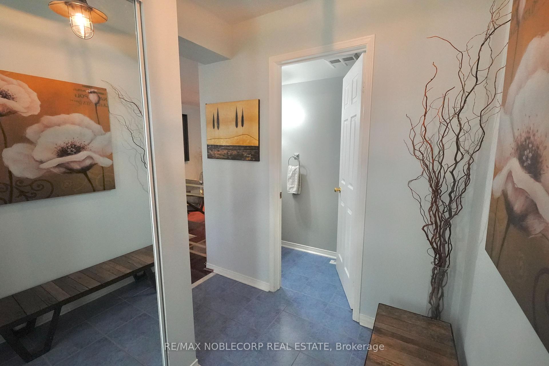4 Bedrooms Condo at 17 Overlea, Toronto For sale