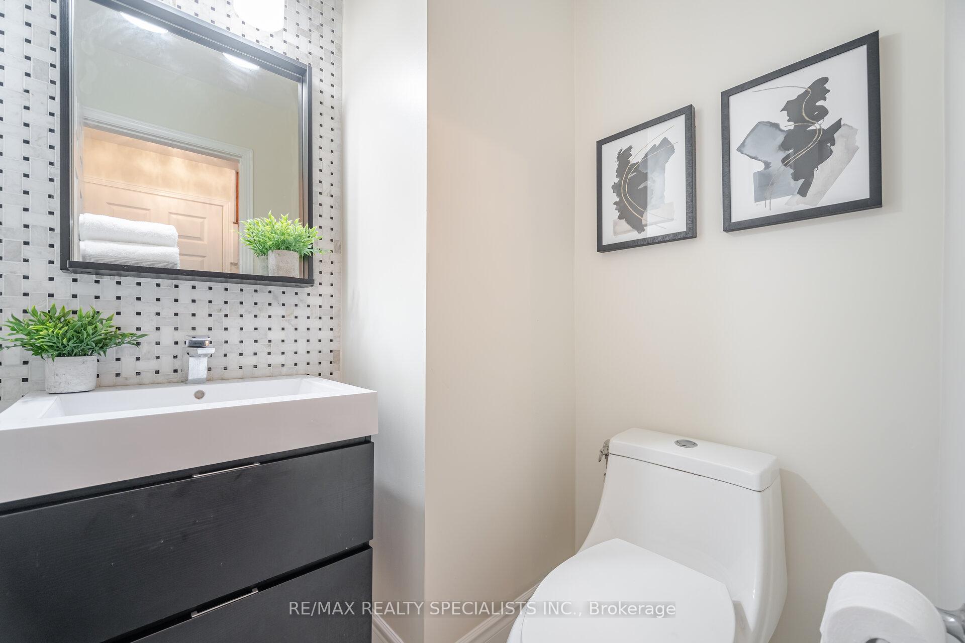 4 Bedrooms Condo at 5230 Glen Erin, Mississauga For sale