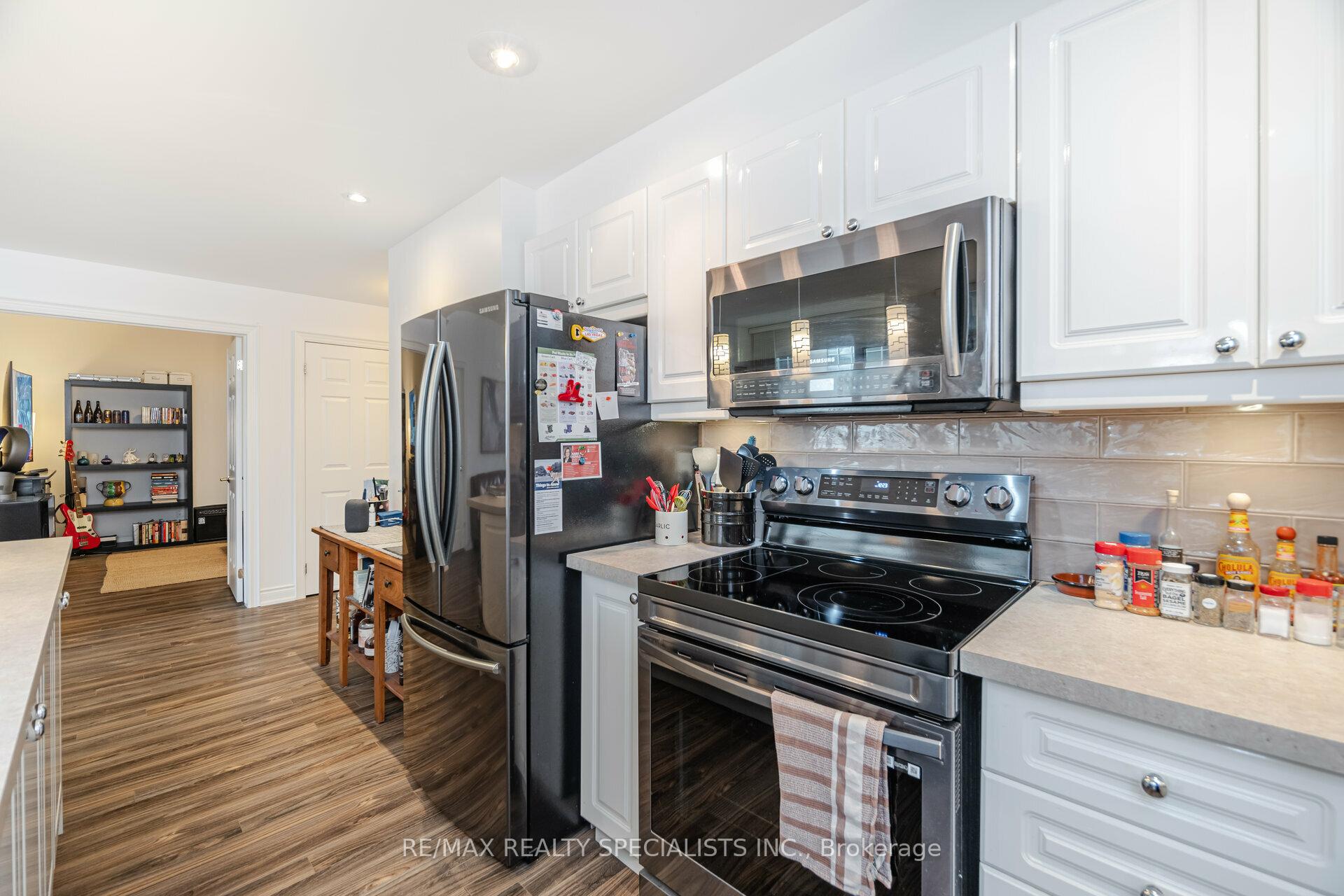 3 Bedrooms Condo at 399 Elizabeth, Burlington For sale