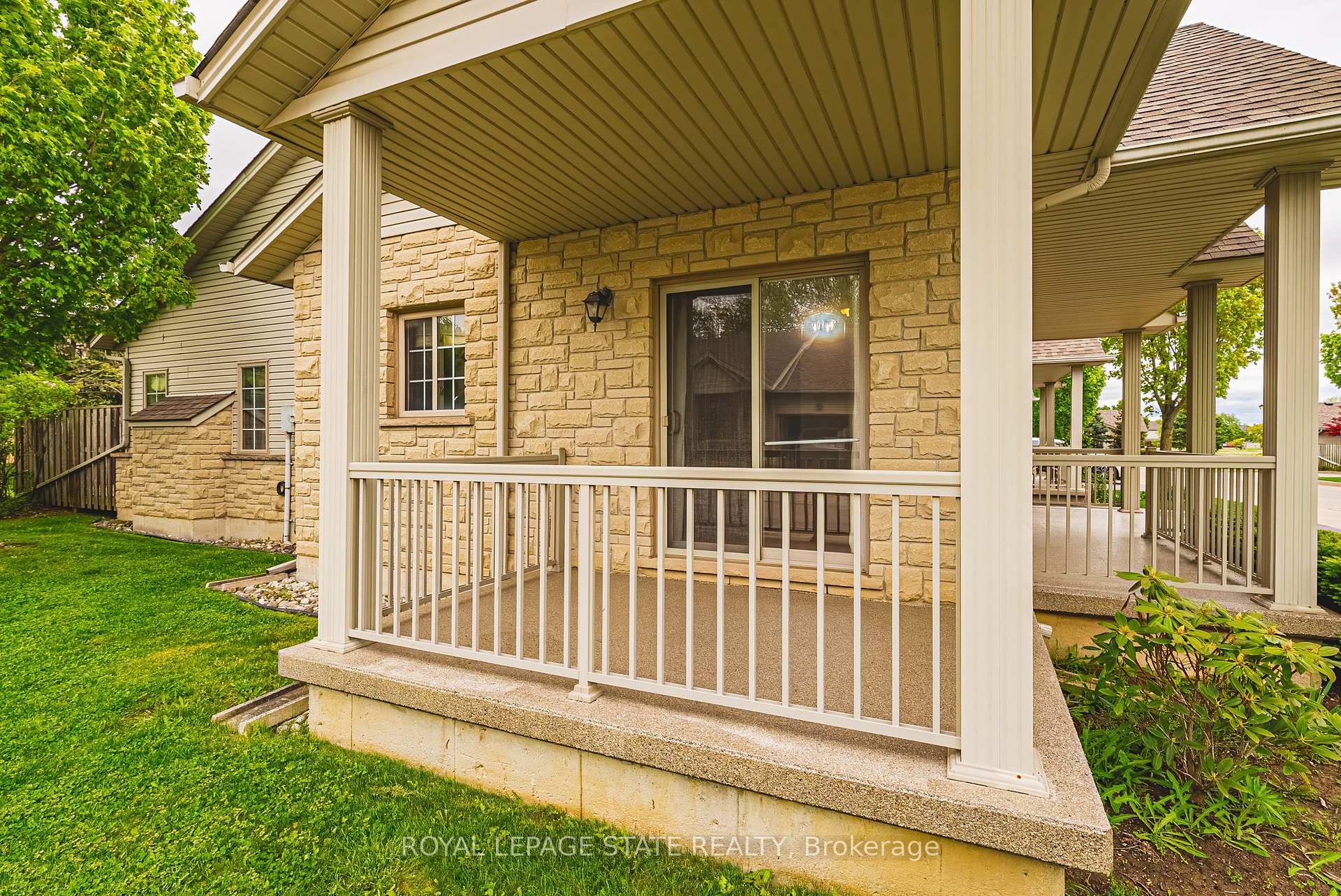2 Bedrooms Condo at 130 Southbrook, Hamilton For sale
