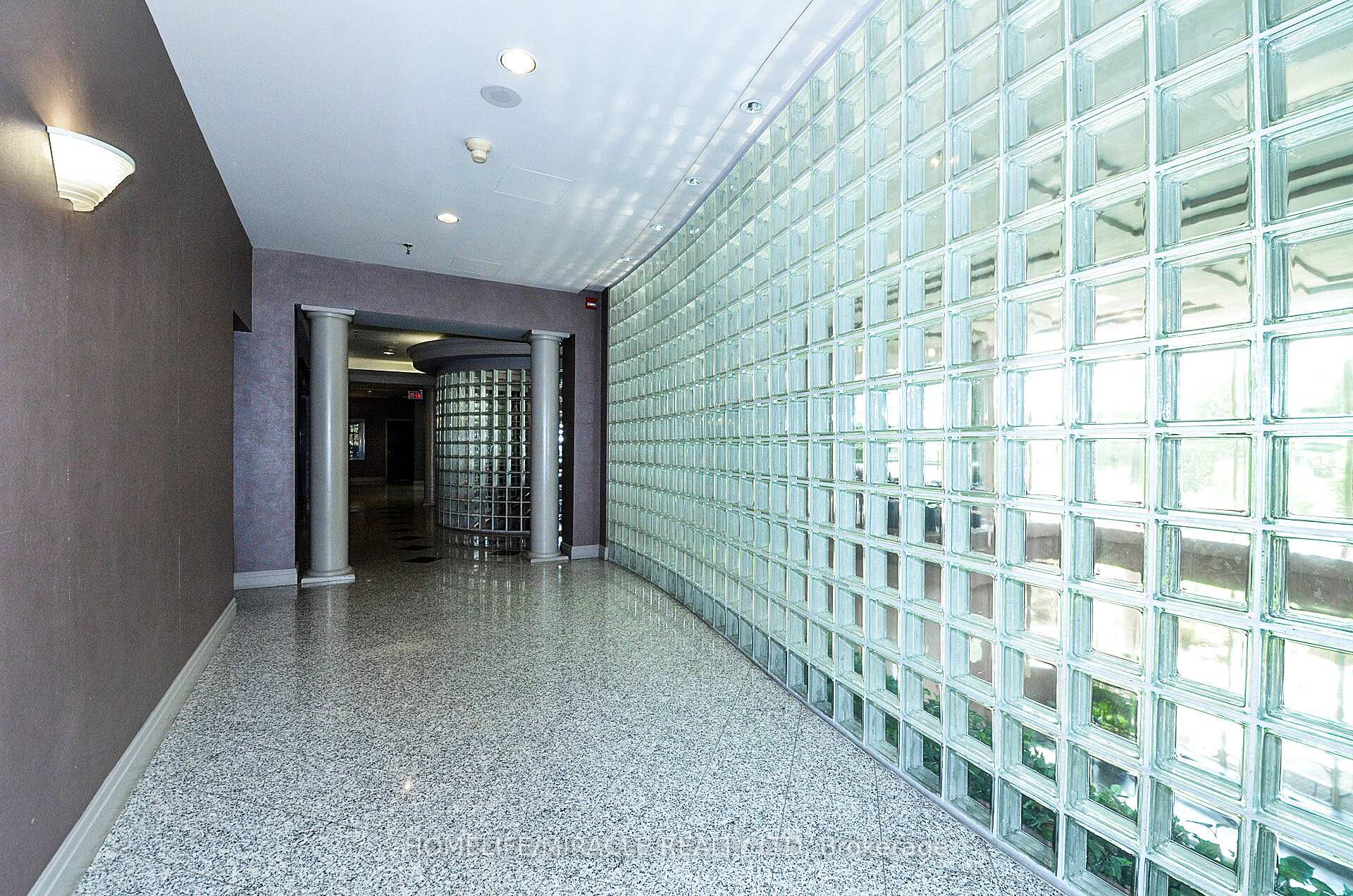 2 Bedrooms Condo at 50 Eglinton, Mississauga For sale