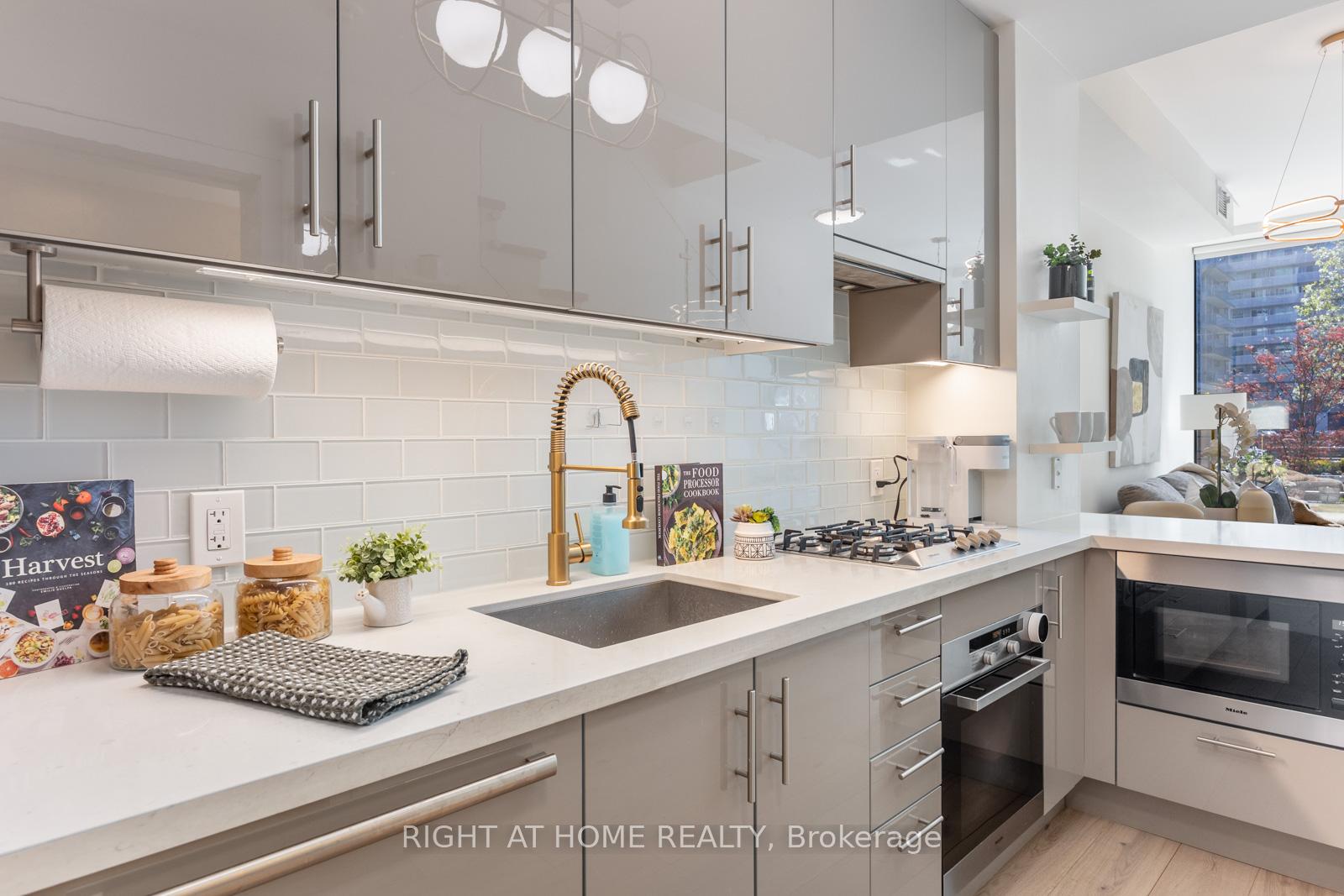 2 Bedrooms Condo at 39 Queens, Toronto For sale