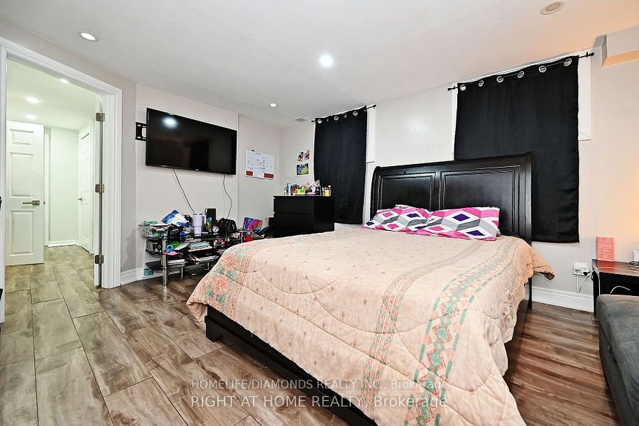 32 BARRINGTON Crescent, Brampton, ON L6Z 1N3
