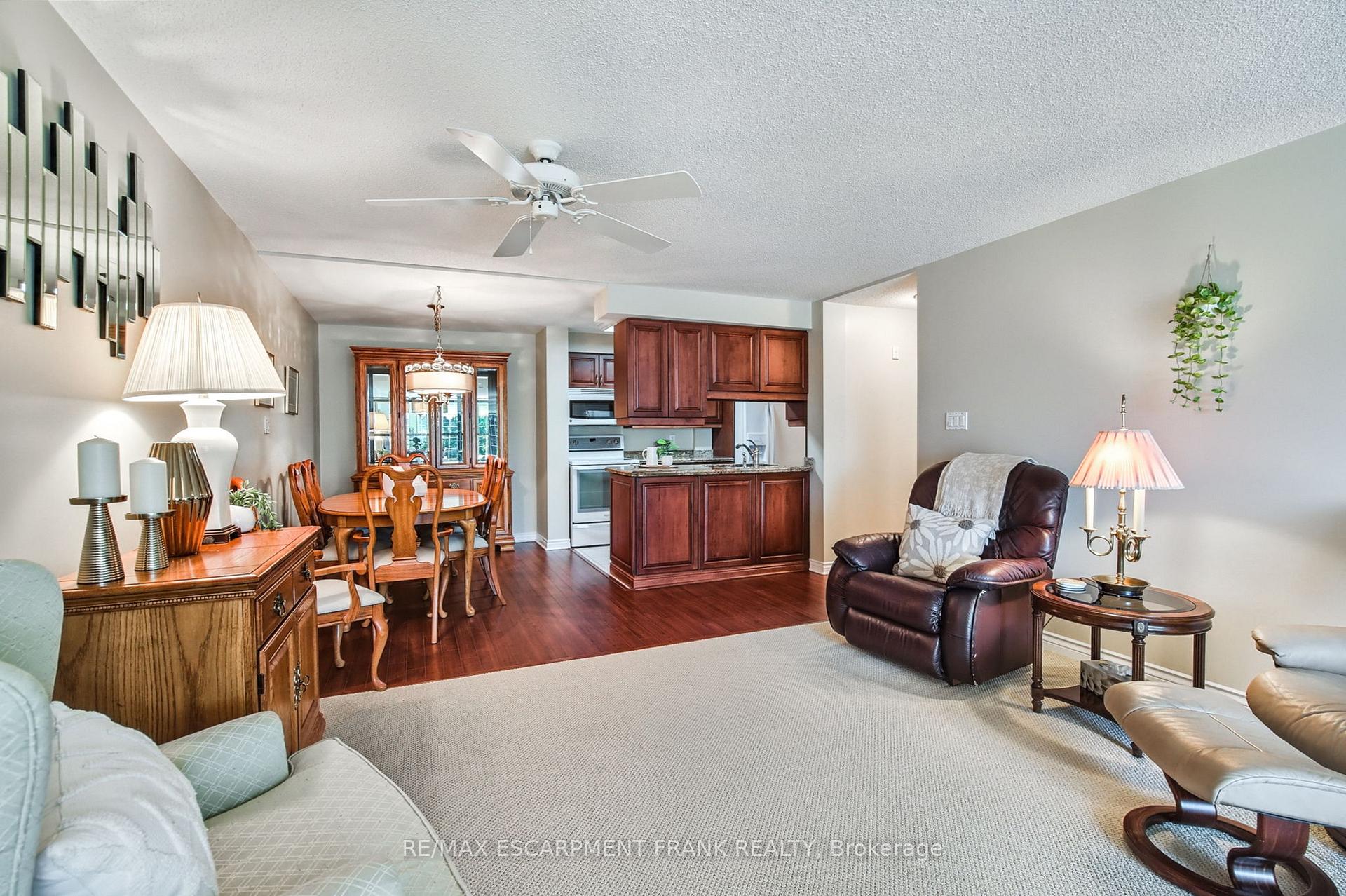 2 Bedrooms Condo at 970 Golf Links,  Hamilton For sale