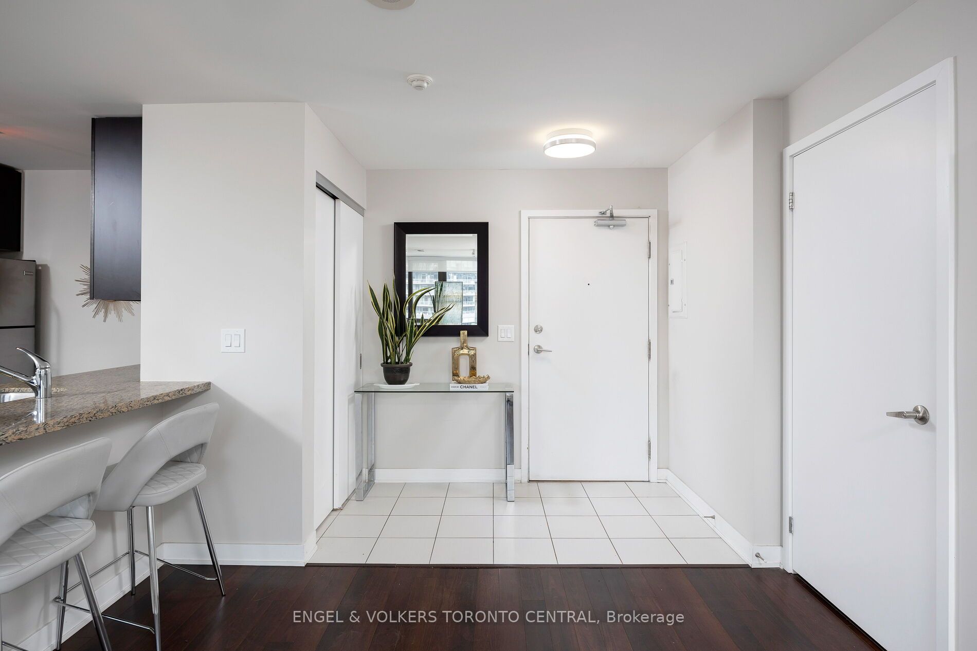 400 Wellington Street W, #1001