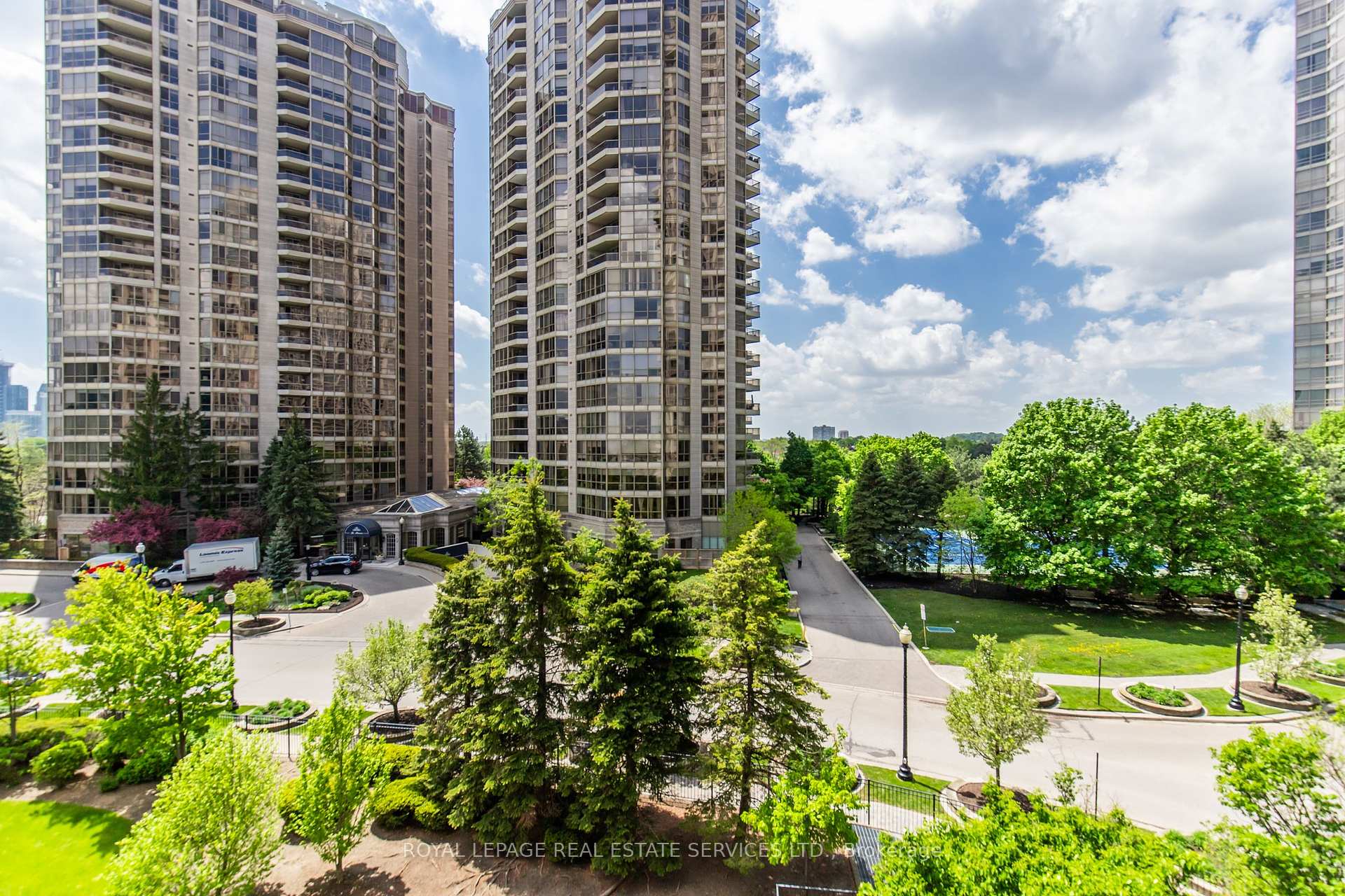 3 Bedrooms Condo at 25 Kingsbridge Garden, Mississauga For sale