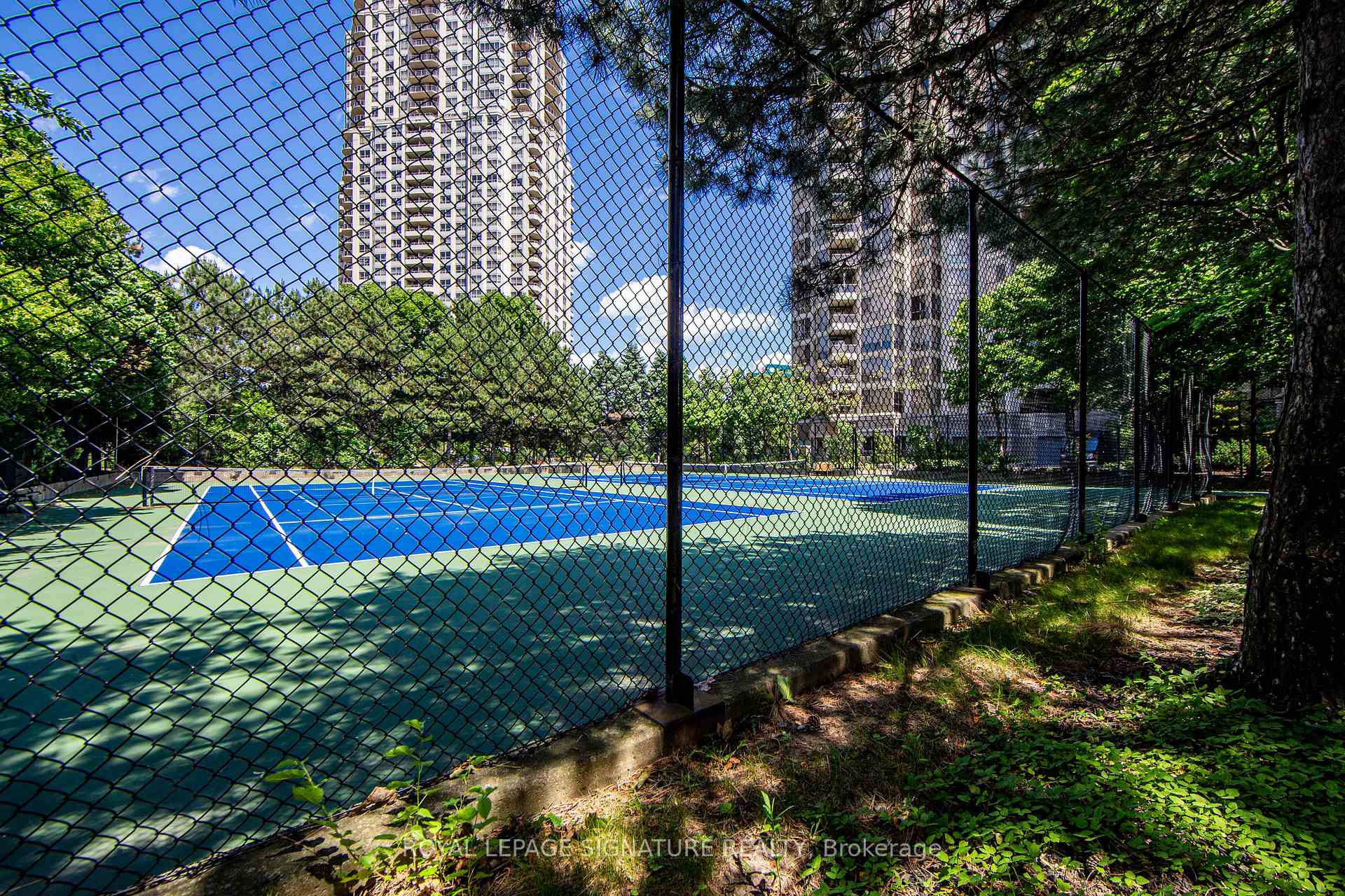 3 Bedrooms Condo at 55 Kingsbridge Garden, Mississauga For sale