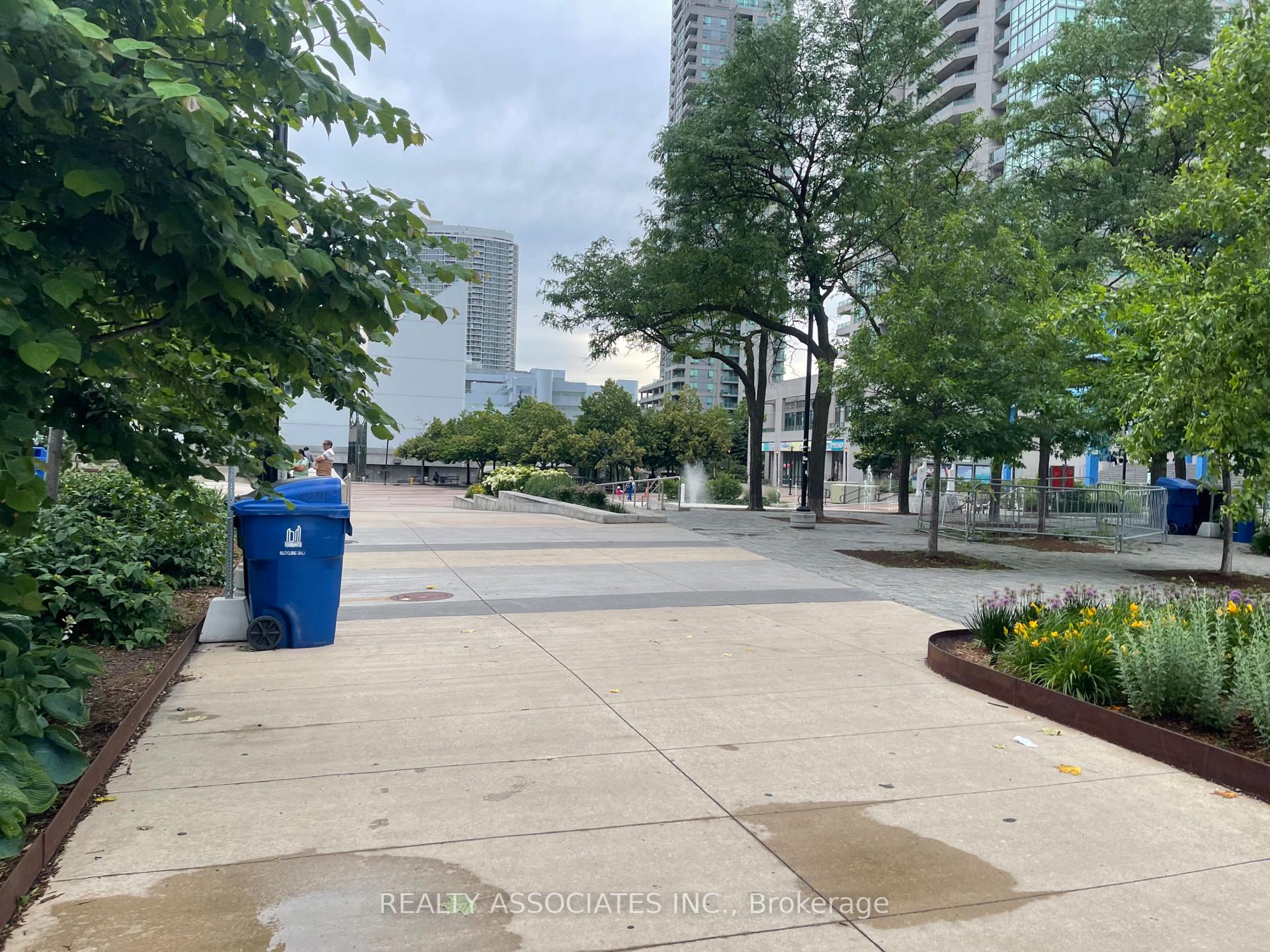 2 Bedrooms Condo at 25 Town Centre, Toronto For sale