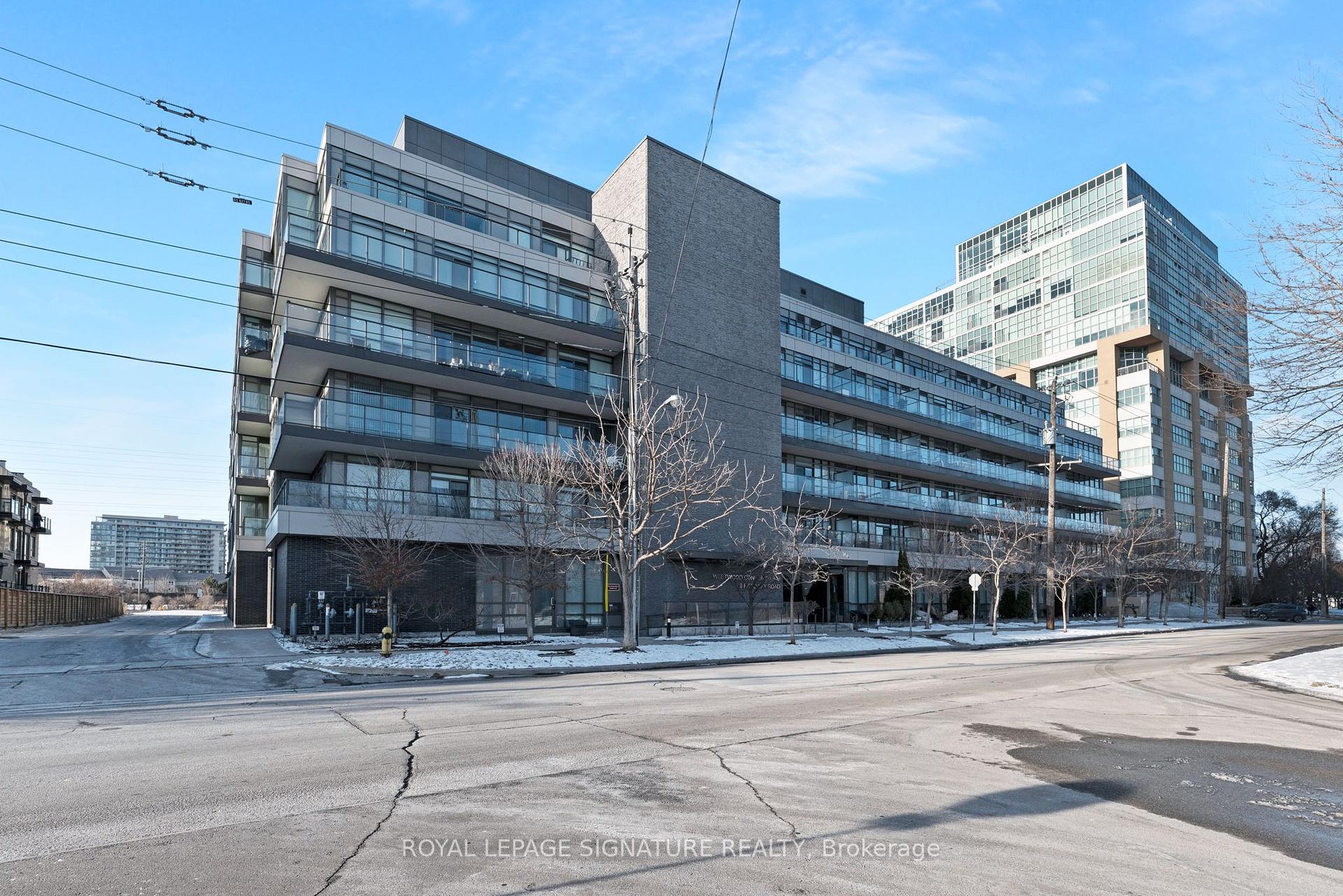 2 Bedrooms Condo at 8 Fieldway, Toronto For sale