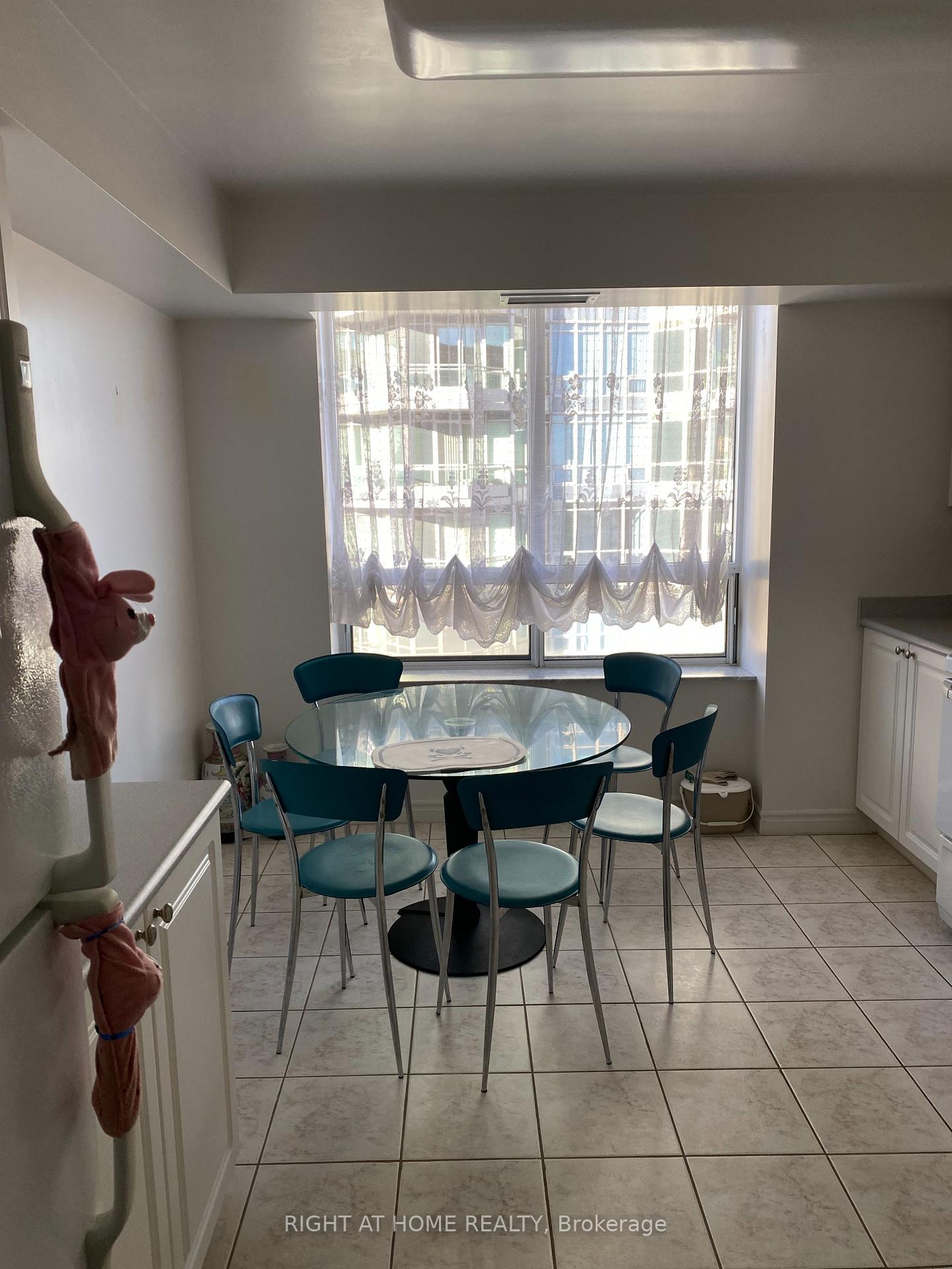 3 Bedrooms Condo at 18 Sommerset,  Toronto For sale
