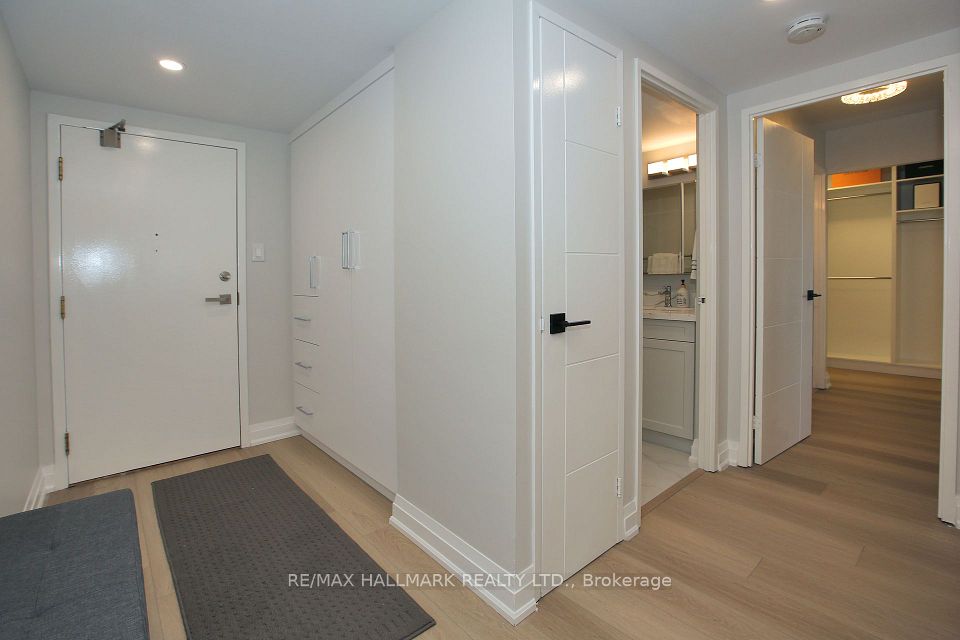 Foyer W Dbl Closet & B/I Shelves & Linen Closet