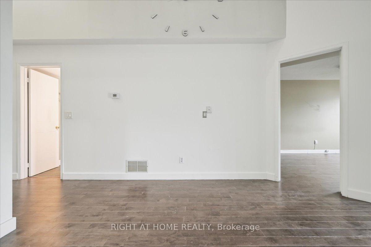 3 Bedrooms Condo at 65 Bristol, Mississauga For sale