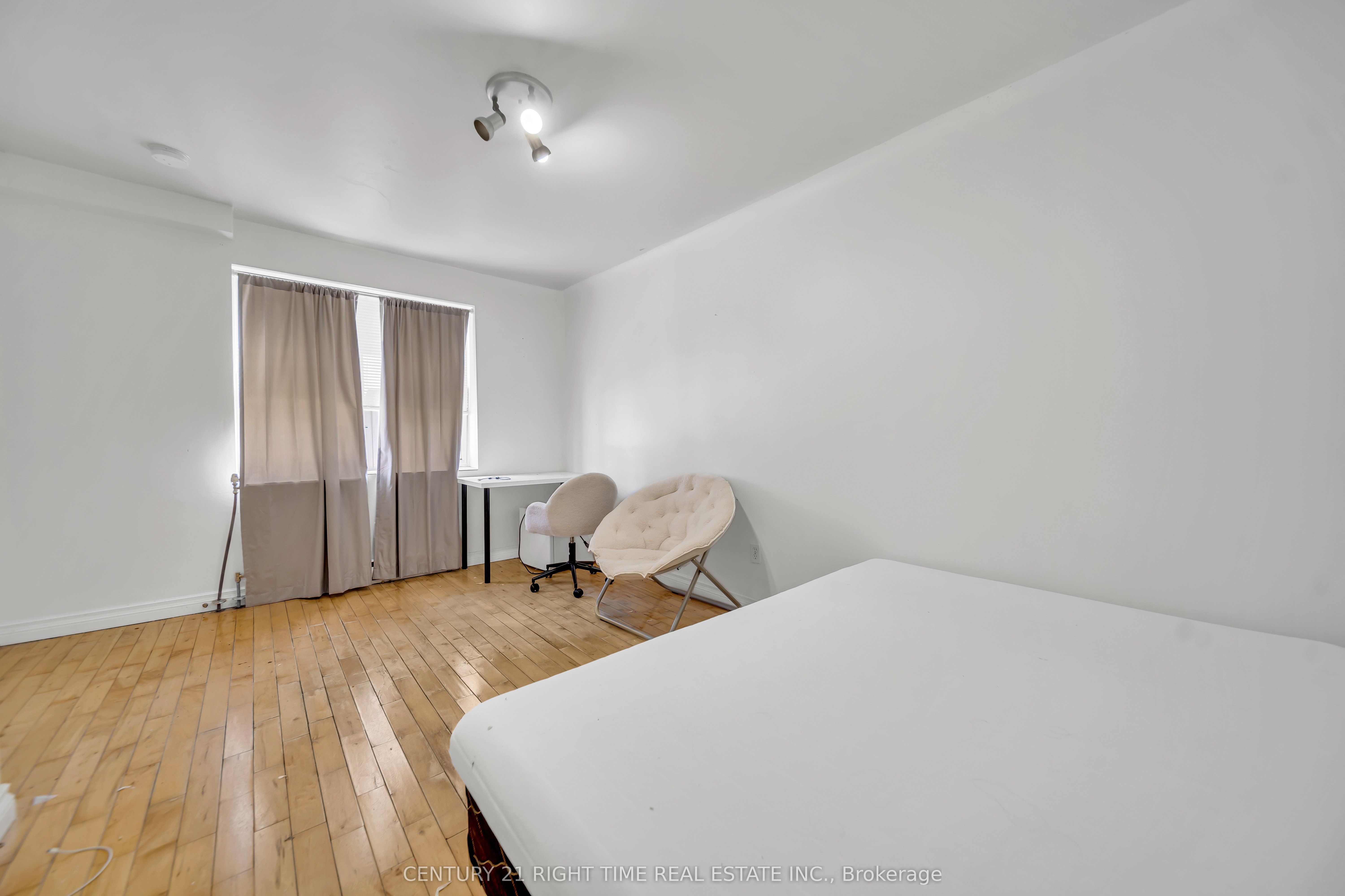 24 Columbia Street W