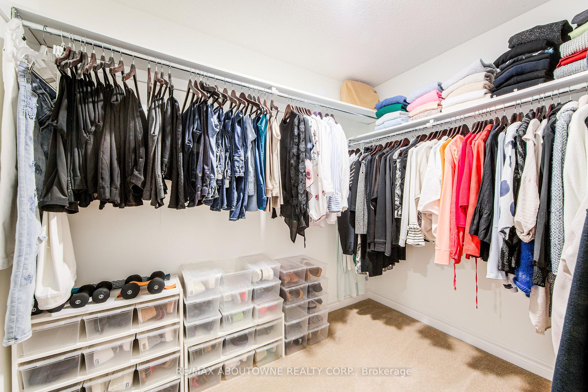 4 Bedrooms Condo at 300 Ravineview, Oakville For sale