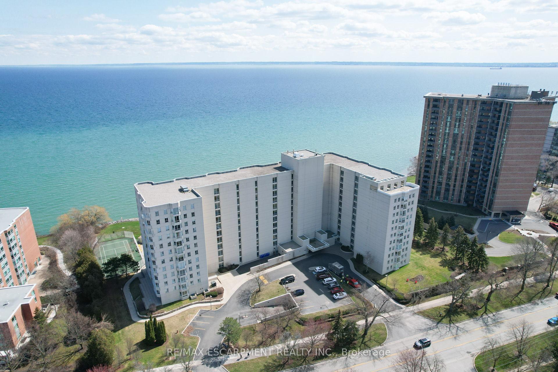2 Bedrooms Condo at 5280 Lakeshore,  Burlington For sale