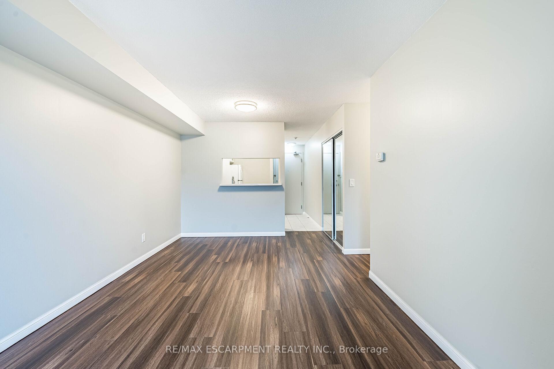 2 Bedrooms Condo at 4 Elsinore, Toronto For sale