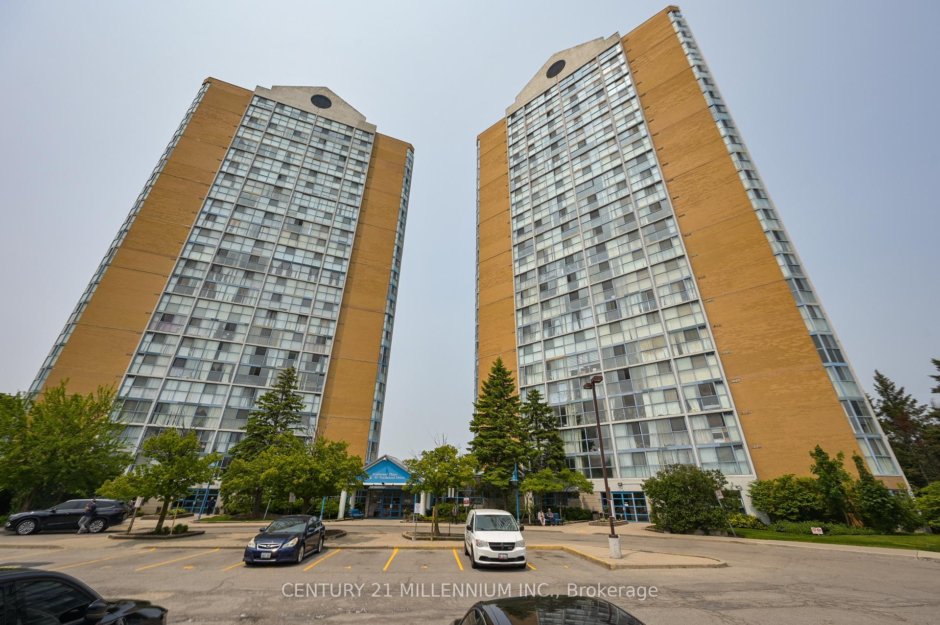 2 Bedrooms Condo at 35 Trailwood, Mississauga For sale