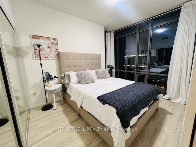 2 Bedrooms Condo at 38 Grenville, Toronto For sale