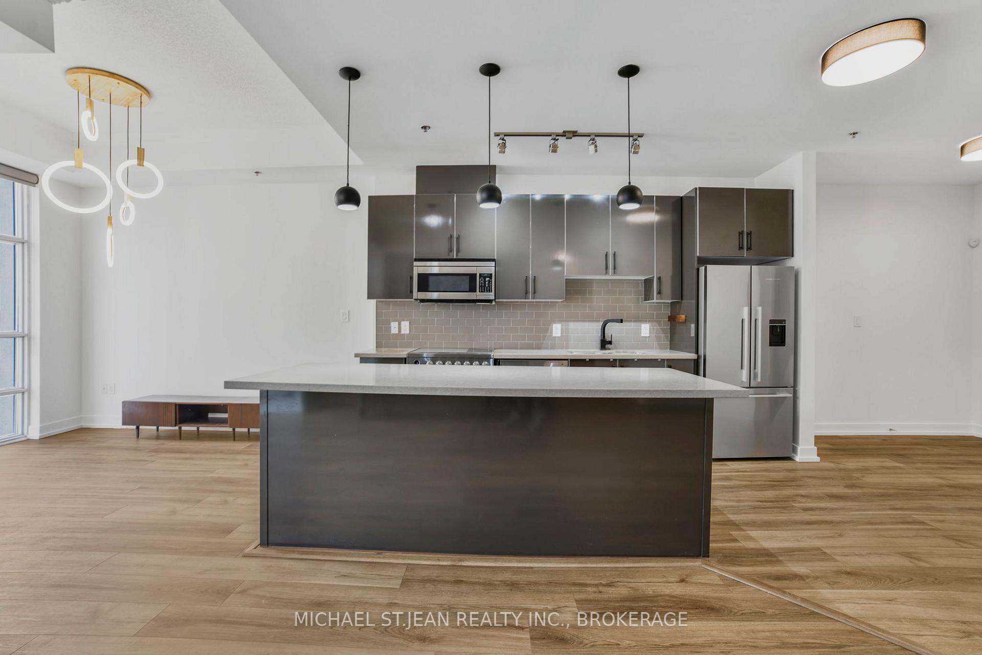 2 Bedrooms Condo at 90 Charlton,  Hamilton For sale