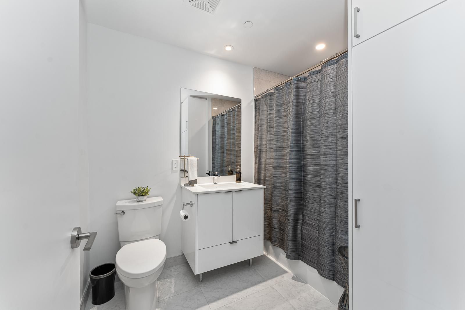 1928 Lakeshore Boulevard 4203
