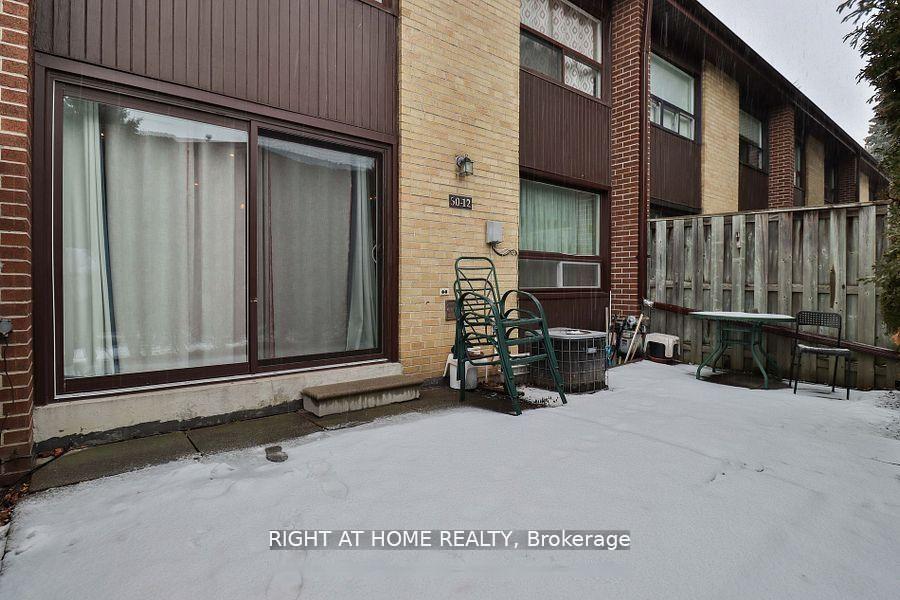 4 Bedrooms Condo at 50 Three Valleys, Toronto For sale