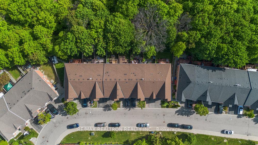 4 Bedrooms Condo at 31 Treeland, Toronto For sale