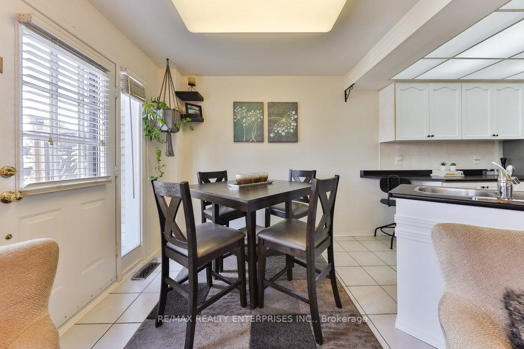 3 Bedrooms Condo at 455 Apache, Mississauga For sale