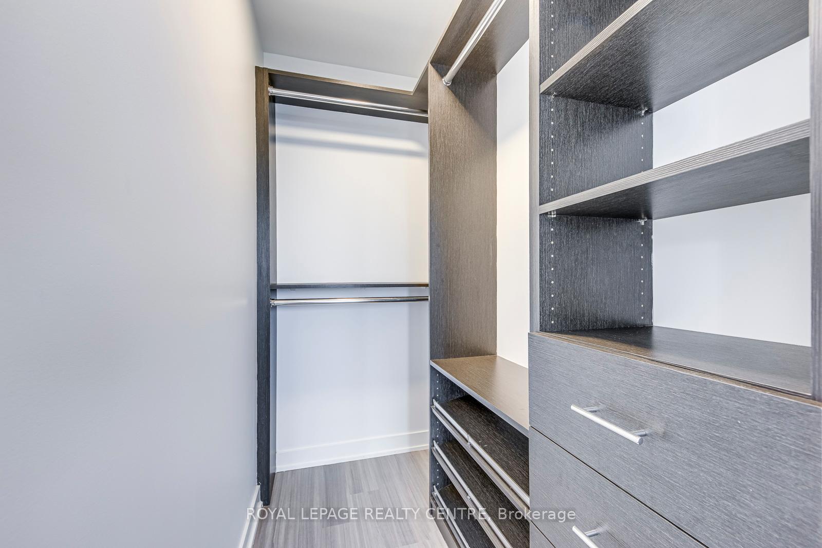 2 Bedrooms Condo at 4633 Glen Erin, Mississauga For sale