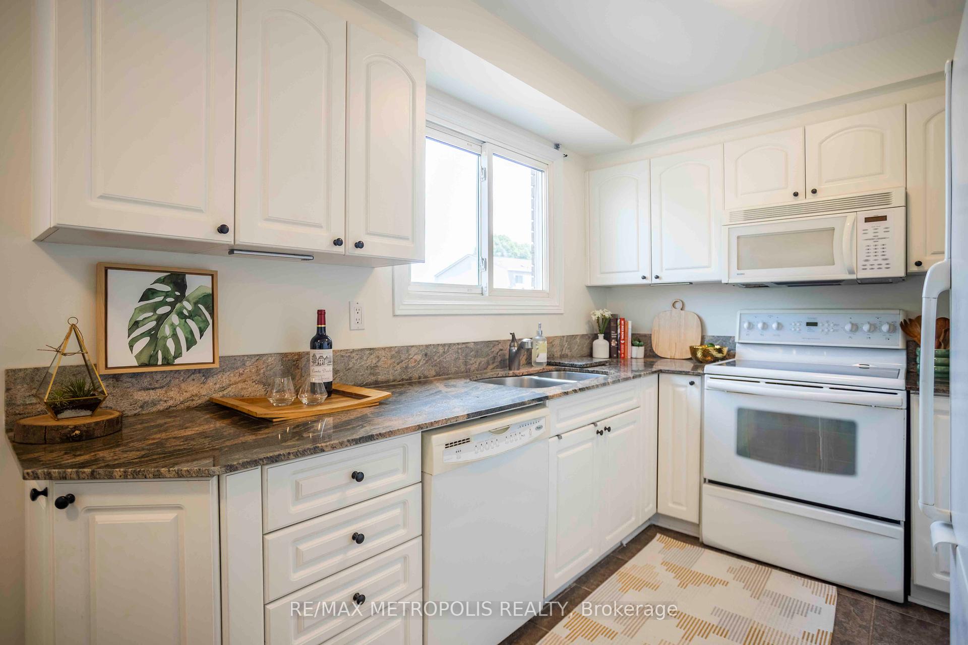 3 Bedrooms Condo at 11 Harrisford, Hamilton For sale
