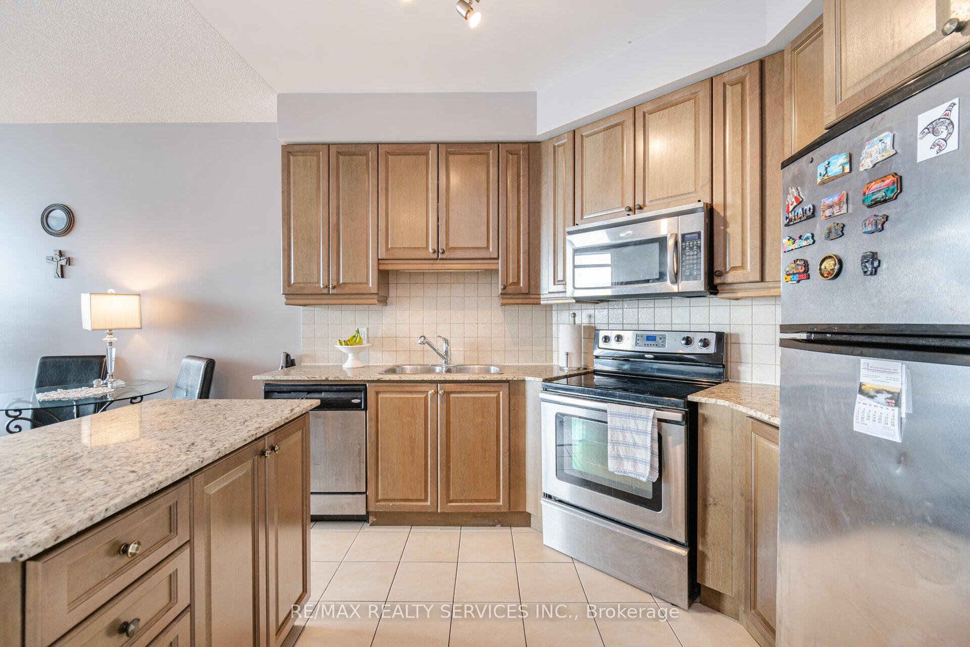 2 Bedrooms Condo at 80 Absolute,  Mississauga For sale