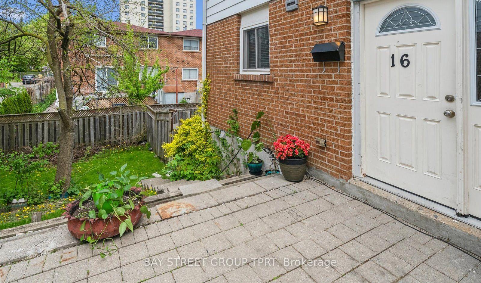 4 Bedrooms Condo at 16 Bur Oak, Toronto For sale