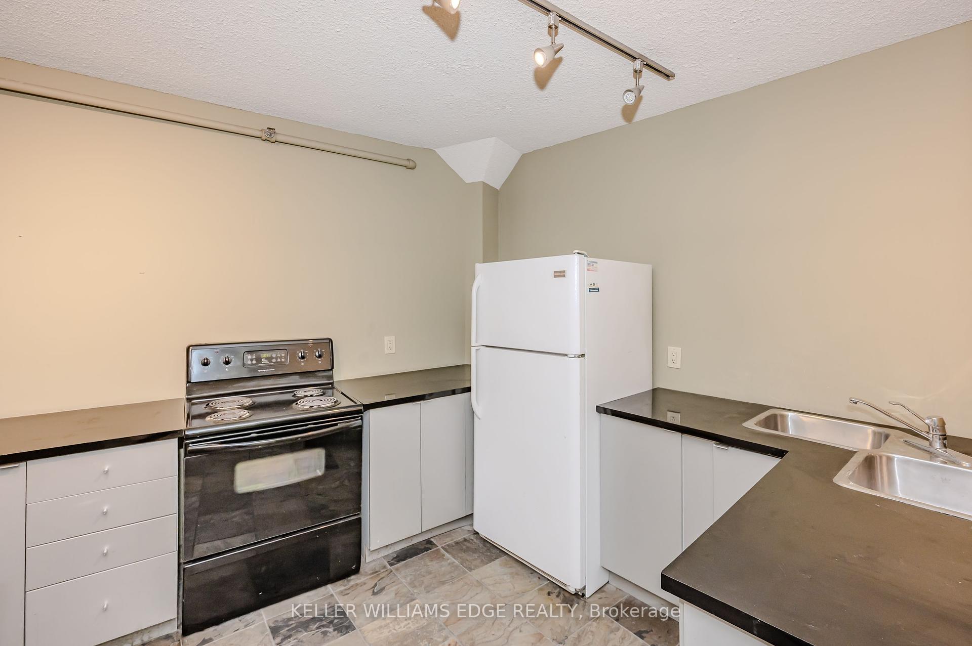 3 Bedrooms Condo at 1000 Cedarglen, Mississauga For sale