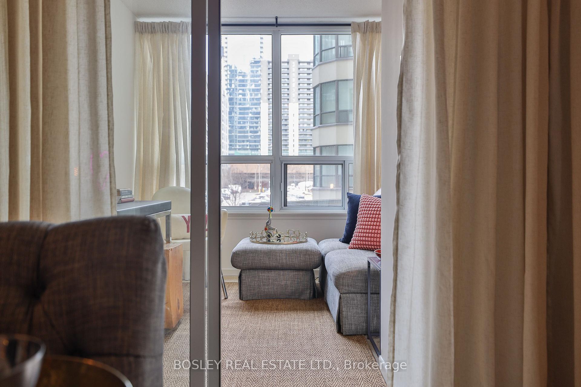 2 Bedrooms Condo at 25 Maitland, Toronto For sale