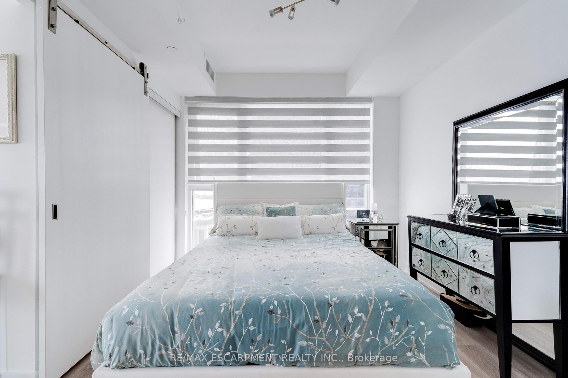 2 Bedrooms Condo at 370 Martha, Burlington For sale