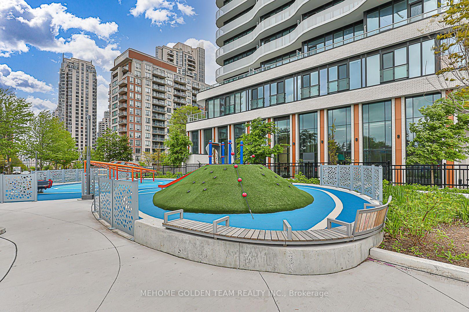 3 Bedrooms Condo at 15 Holmes, Toronto For sale